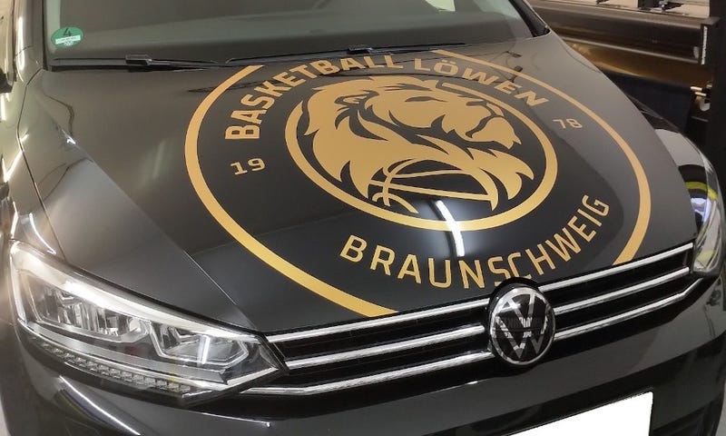 ZERO MARKETING und Farbspiel Folientechnik haben in Zusammenarbeit die Fahrzeugbeklebung für die Basketball Löwen Braunschweig angefertigt und montiert.