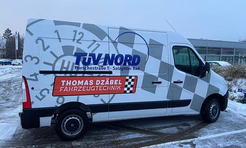Die neue Fahrzeugbeklebung für den Sprinter von TÜV Nord wurde bei ZERO MARKETING in Auftrag gegeben und professionell montiert.