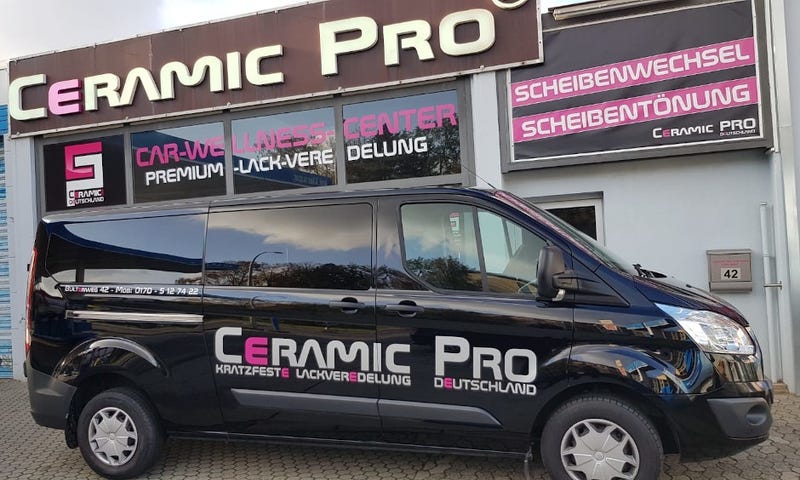 ZERO MARKETING hat die Fahrzeugbeschriftung und Schaufensterbeklebung für Ceramic Pro Car angefertigt.